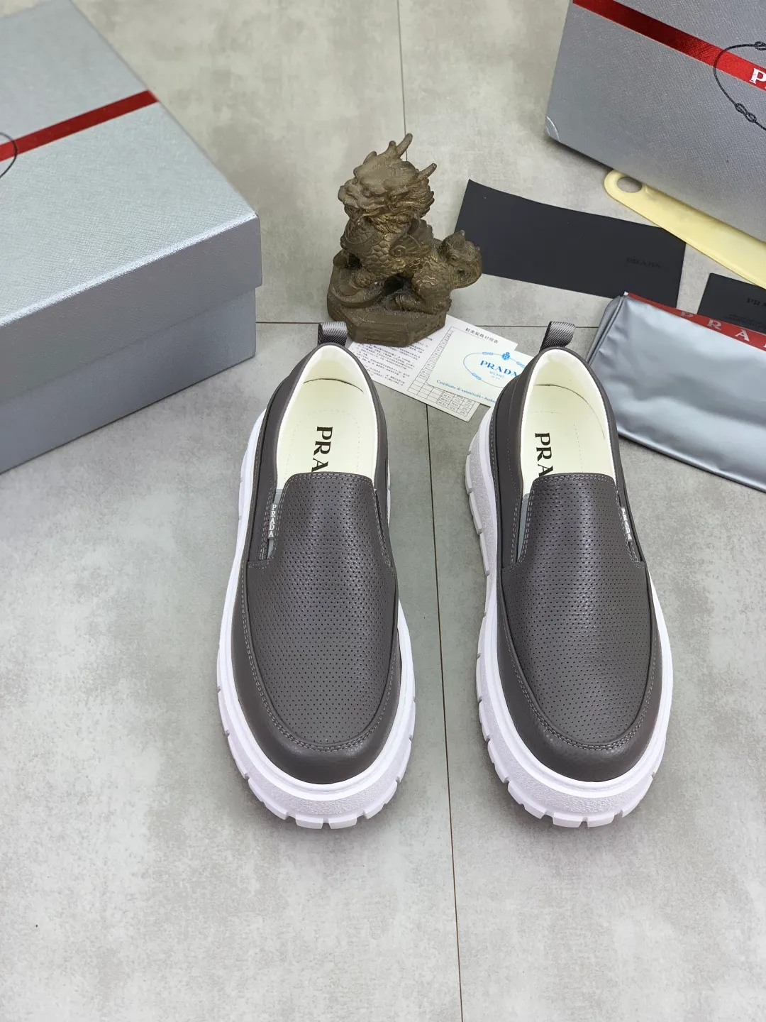 Men's shoes 💰P560💰[New model] The top version is available on the official website, 🆘 The trendy brand (Prada) mainly promotes the popular model, avant-garde and versatile fashionable men's shoes, private version mold opening, cowhide surface splicing 1:1.. Stylish and simple, original imported cowhide lining cowhide feet; the atmosphere and personality are more fashionable, eye-catching and pursuing class. It will subvert the old idea and be a must-have for fashionistas with you! Must keep it for yourself! Tall and comfortable, large and low, high-end quality workmanship. The new high-end outsole on the official website. Size: 38-45. 4️⃣colors available.